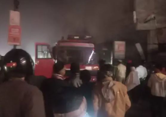 ट्विन हर्ट बेकरी में लगी भीषण आग, दमकल की तीन गाड़ियों ने 1 घंटे बाद पाया काबू