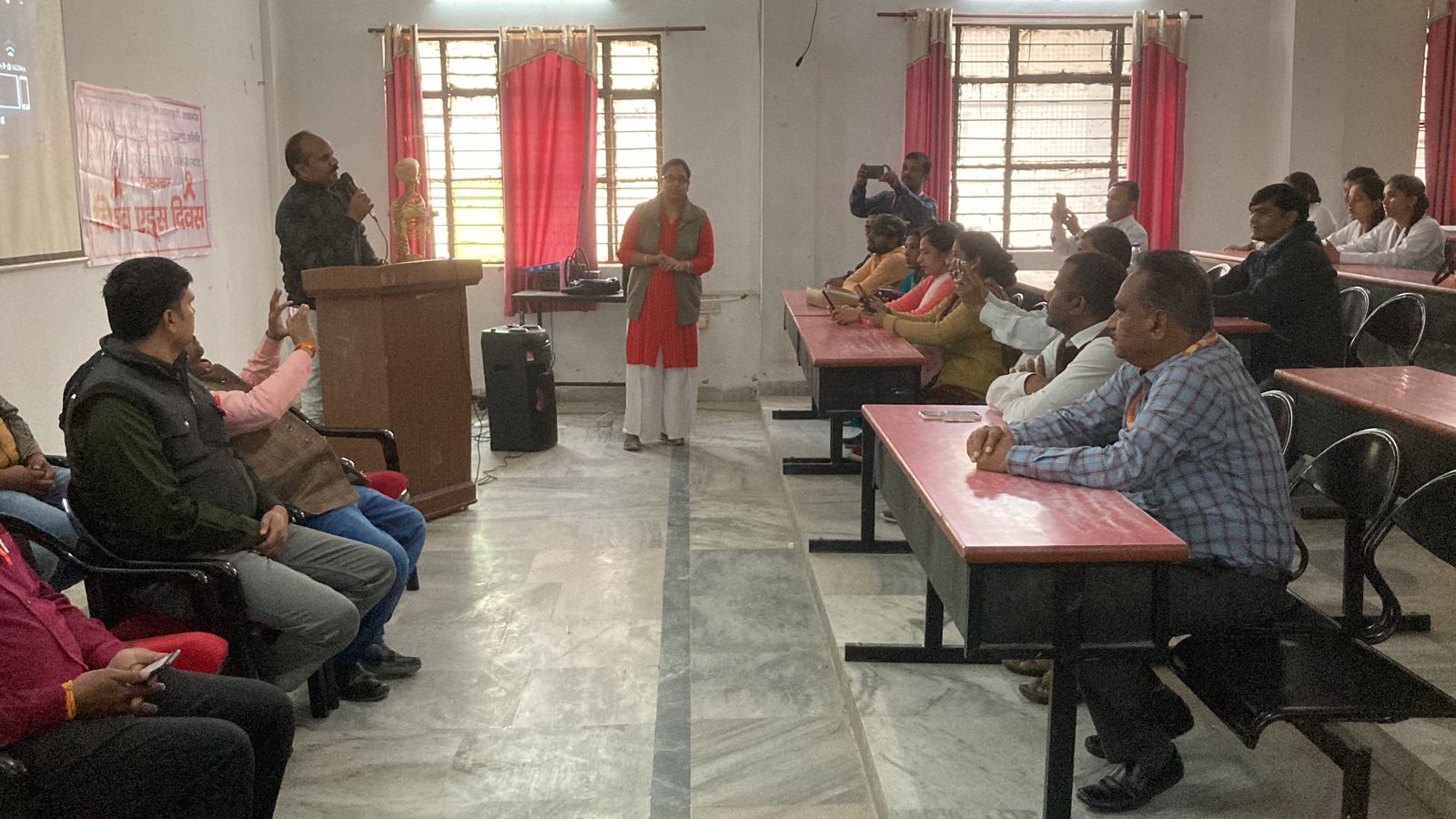फर्रुखाबाद:एड्स दिवस पर गोष्ठी आयोजित, एड्स और टीबी के प्रति किया जागरूक, छूने या साथ खाने से नहीं फैलता है एड्स - डॉ रंजन