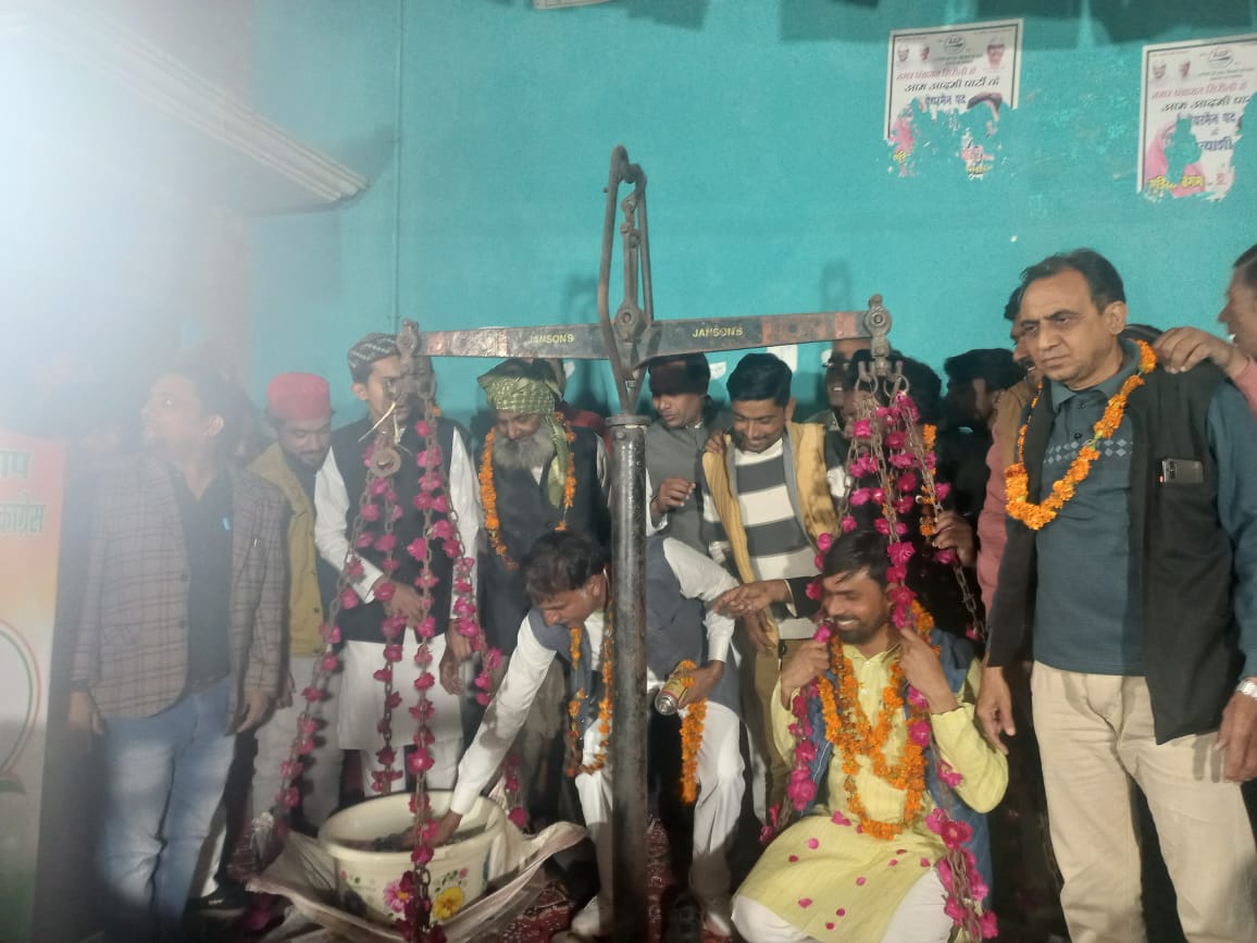 बरेली - मिर्जा अशफाक सकलैनी को मोहल्ला प्यास बंगला की अवाम ने तौला सिक्कों से।