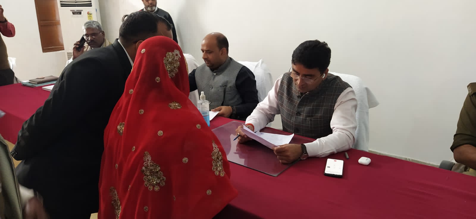 प्रयागराज:जन शिकायतों के निस्तारण में किसी भी प्रकार की लापरवाही या उदासीनता क्षम्य नहीं-जिलाधिकारी प्रयागराज