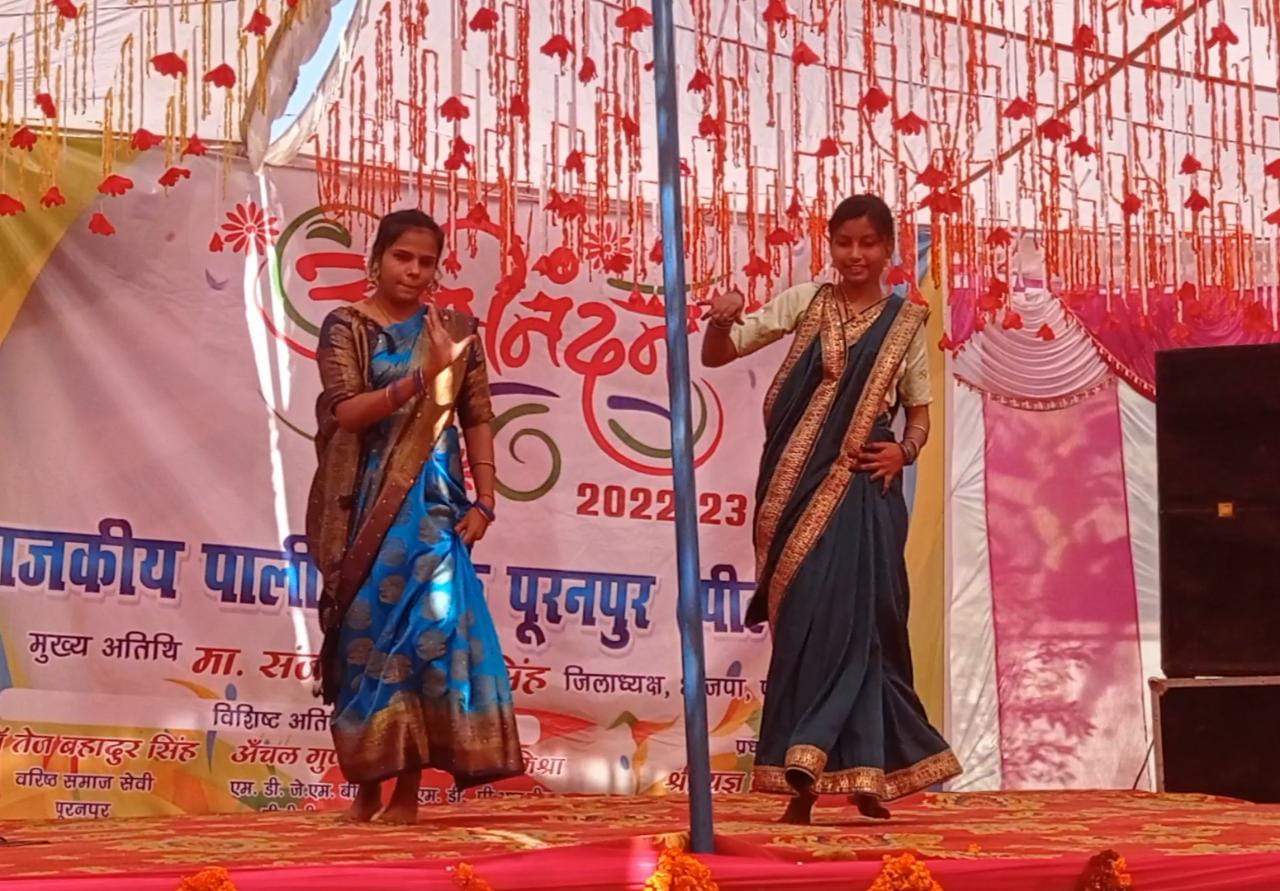 पीलीभीत :नवागत छात्र छात्राओं का स्वागत व अंतिम वर्ष के छात्र छात्राओं को विदाई समारोह संपन्न हुआ।