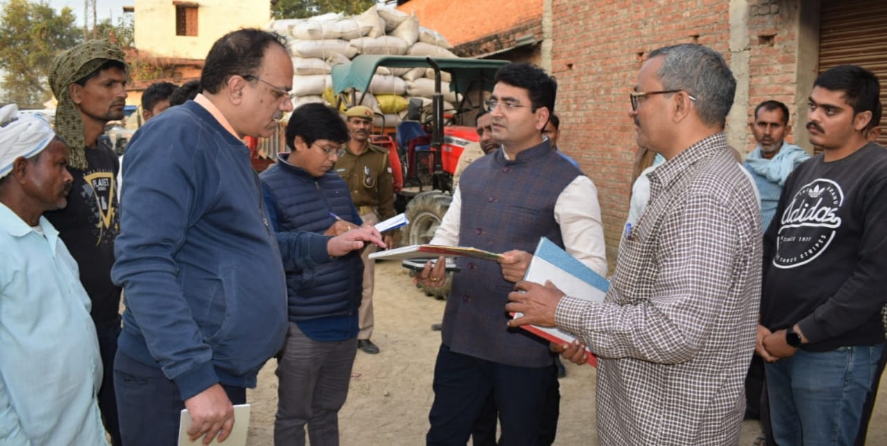 जिलाधिकारी प्रयागराज ने लेडियारी मन्डी समिति मे बनाए गए धान क्रय केंद्र व नीबी धान क्रय केंद्र का औचक निरीक्षण किया