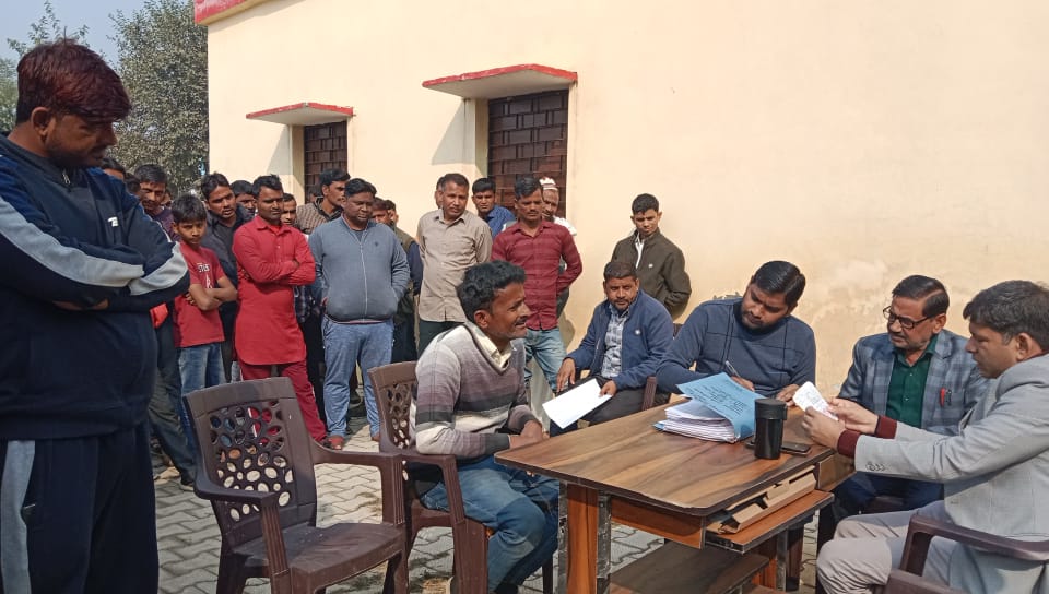 पीलीभीत:ग्रामीणों द्वारा कोटेदार पर कम गल्ला देने का आरोप लगाया था जांच करने पहुंचे अधिकारी