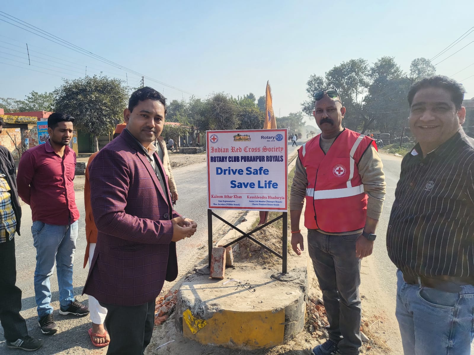 पीलीभीत : इंडियन रेड सोसाइटी एवं रोटरी क्लब पुरनपूर ने उप जिलाधिकारी के नेतृत्व में विभिन्न प्रवेश द्वारों पर लगबाये साइन बोर्ड ।