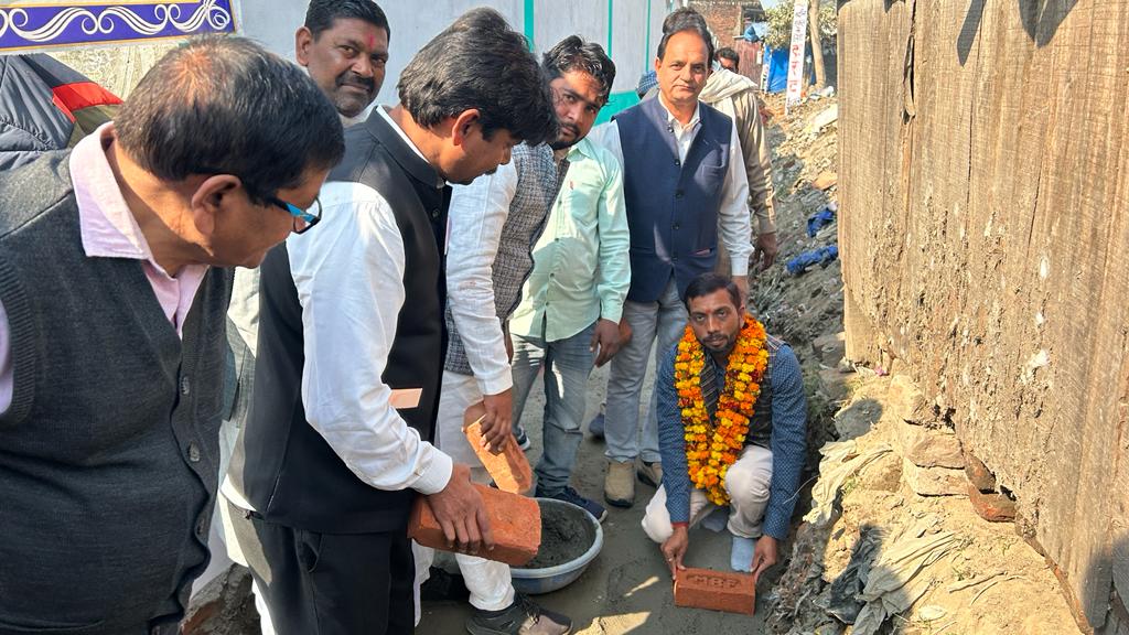 पीलीभीत : पुरनपूर ब्लॉक प्रमुख प्रतिनिधि ने नाला निर्माण का किया शिलान्यास ।