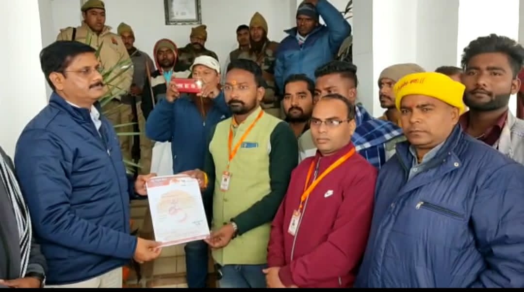 बरेली - करणी सेना ने मजार मुद्दे पर जिला अधिकारी को दिया ज्ञापन।