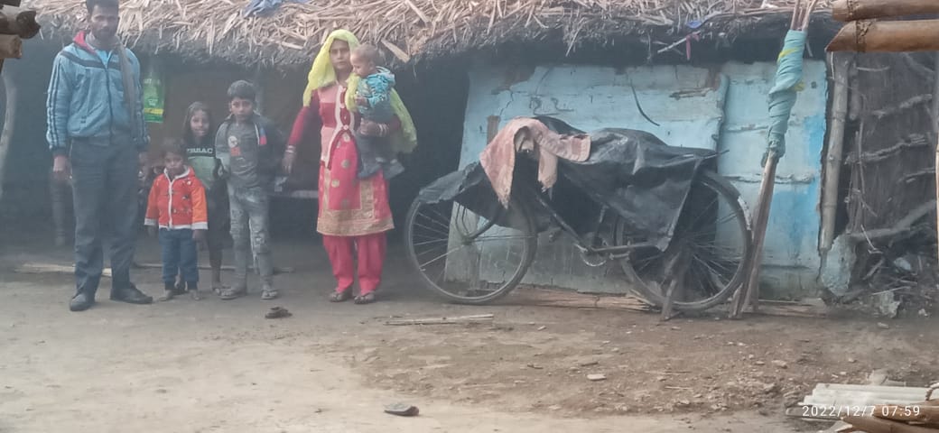पीलीभीत : झोपड़ी में रहने वाले नहीं है प्रधानमंत्री आवास के लिए पात्र।