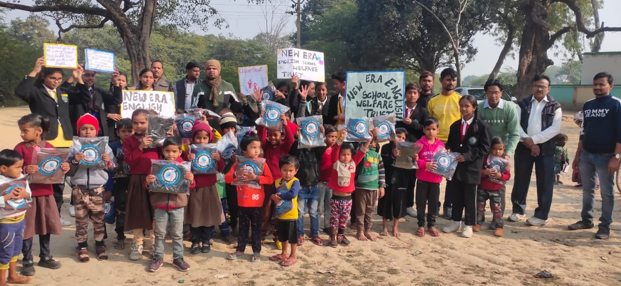 जौनपुर:न्यू एरा स्कूल के प्रबंधक ने टीचरों संग गरीब बच्चो में बाटे स्वेटर और जैकेट