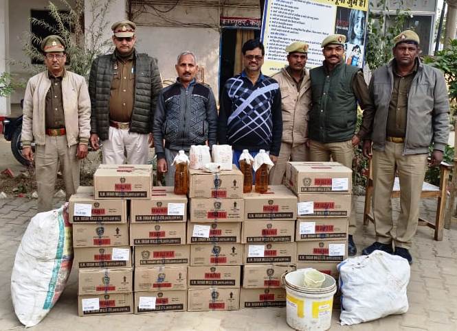 प्रयागराज-थाना कोरांव व आबकारी विभाग की संयुक्त पुलिस टीम द्वारा 02 अभियुक्त गिरफ्तार, कब्जे से अपमिश्रीत शराब व नकली क्यु0आर0 कोड व अन्य सामान बरामद