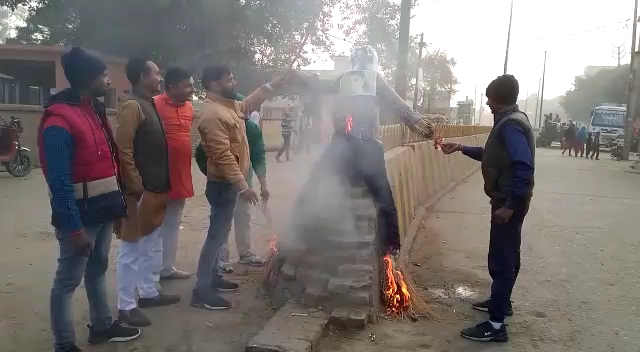बरेली - सिरौली नगर पंचायत में पठान मूवी के विरोध में हिंदू रक्षा दल ने जलाया पुतला।