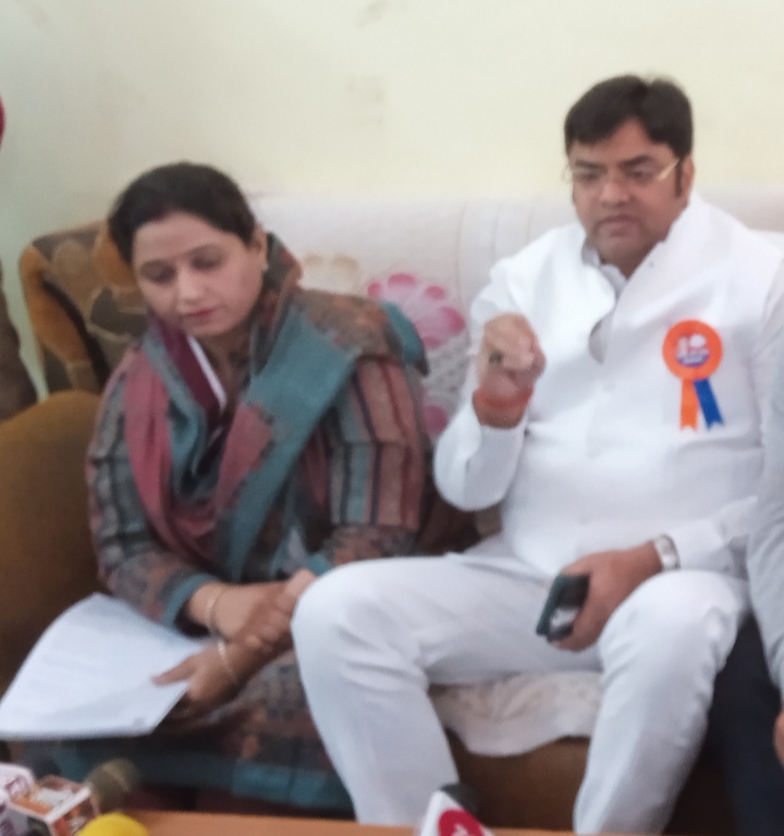 सिद्धार्थ नगर - थाना शोहरतगढ़,अपना दल के विधायक विनय वर्मा की पत्नी बबीता वर्मा ने जिलाधिकारी पर लगाया गंभीर आरोप