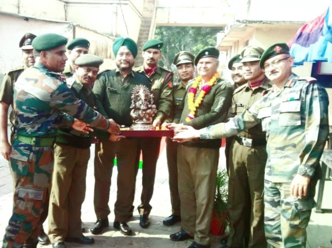 फर्रुखाबाद:12 यूपी बटालियन एनसीसी फतेहगढ़ के मेजर पी पी यादव को सेवानिवृत्त होने पर कमांडिंग ऑफीसर ने स्मृति चिन्ह देकर दी विदाई
