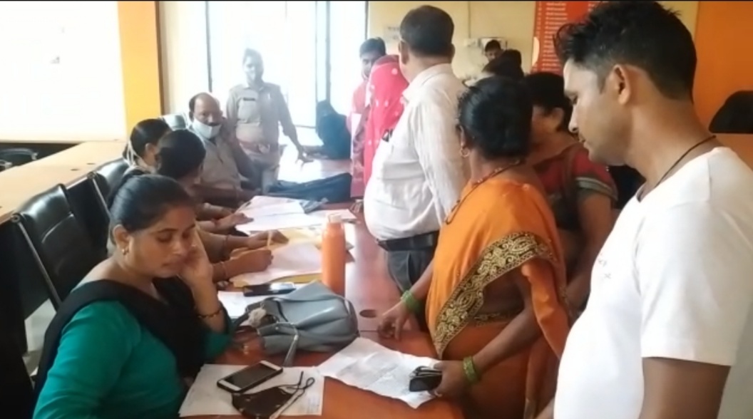 बरेली - आंवला पालिका के सभागार में लगाया गया परामर्श केंद्र आए 5 प्रार्थना पत्र एक मे हुआ आपसी समझौता।