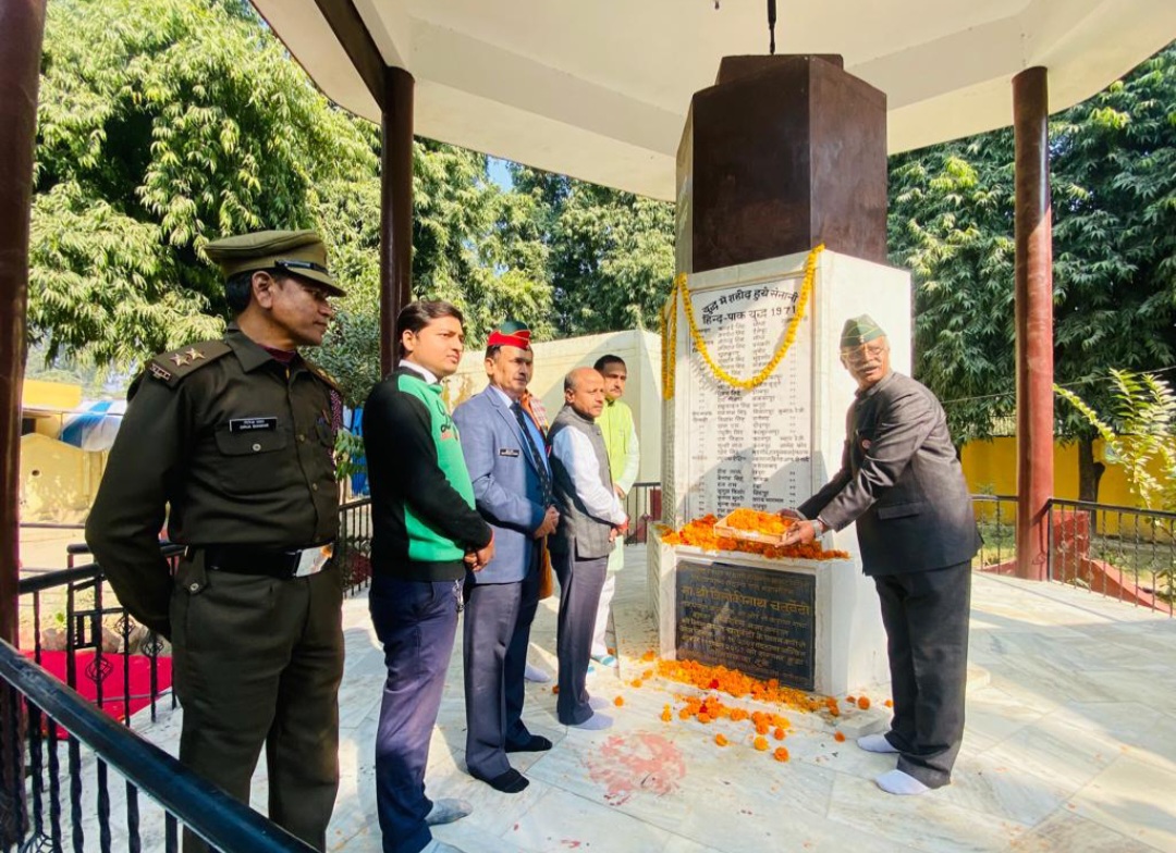 फर्रुखाबाद:12 यूपी बटालियन एनसीसी फतेहगढ़ के एनसीसी कैडेट्स ने शहीदों को पुष्प अर्पित कर मनाया विजय दिवस