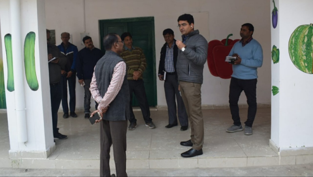 जिलाधिकारी प्रयागराज ने मुंडेरा मंडी मे बनाए गए जैविक बाजार का किया निरीक्षण दिए आवश्यक दिशा निर्देश