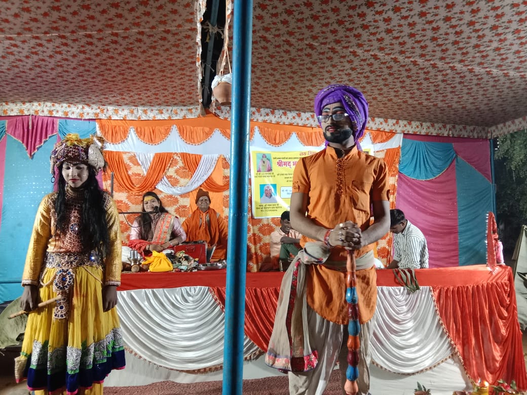 पीलीभीत:लालबाबा मंदिर में चल रही सात दिवसीय श्रीमद भागवत महापुराण कथा के पांचवे दिन कथावाचक ने सीता स्वयंवर, राम बनबास की कथा सुनाकर श्रोताओं का भाव विभोर कर दिया तथा कई तरह की सुंदर झांकियों को मंच पर प्रदर्शित किया गया।