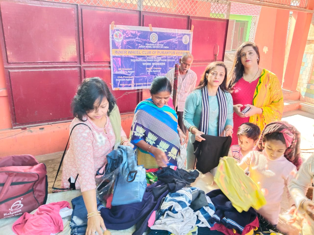 पीलीभीत :इनरवील क्लब पूरनपुर पर्ल्स ने गर्म कपड़ों का वितरण किया
