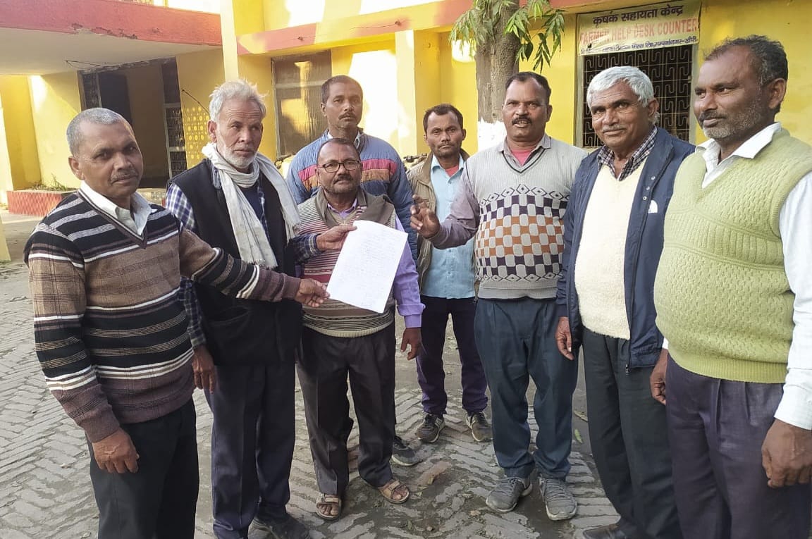 पीलीभीत:गन्ना सेंटर शुरू न होने पर किसानों ने किया प्रदर्शनपीलीभीत: