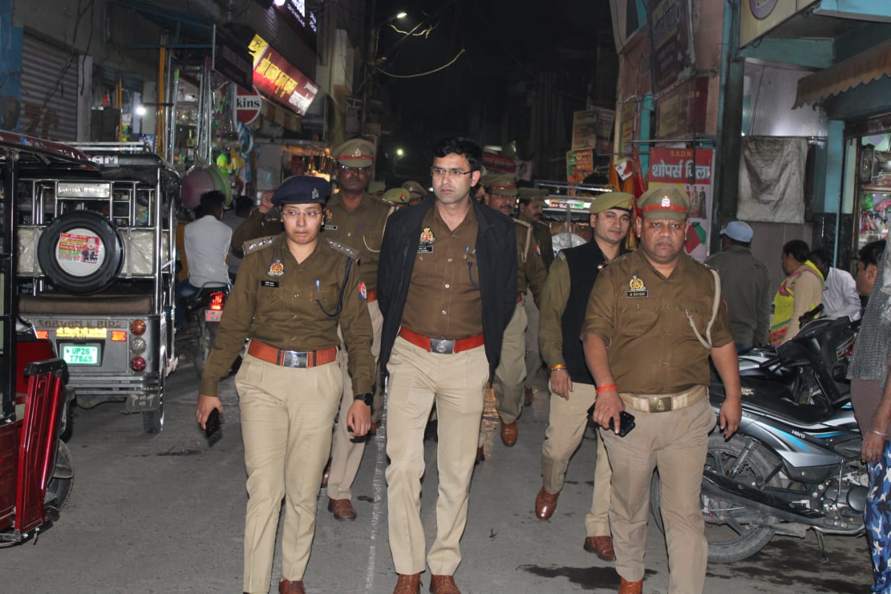 पीलीभीत:पुलिस अधीक्षक द्वारा थाना पूरनपुर क्षेत्र में पैदल गश्त कर सुरक्षा व्यवस्था का जायजा लिया गया।