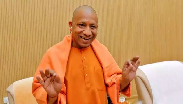 यूपी में देर रात दौड़ी तबादला एक्सप्रेस: 11 डीएम समेत 33 आईएएस बदले