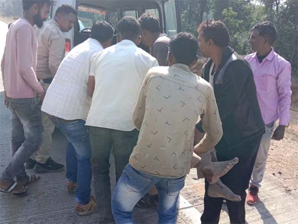 KORBA: माजदा ने बाइक सवारों को मारी टक्कर, एक की मौत.. हादसे के बाद केबिन में फंसा ड्राइवर !