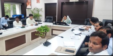 बेसिक-माध्यमिक शिक्षा विभाग की समीक्षा बैठक में कमिश्नर ने दिया आदेश, बिना बताये शिक्षक स्कूल छोड़े तो होंगे सस्पेंड