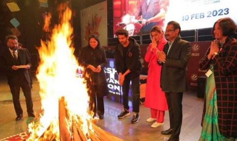 जालंधर में मनाई कार्तिक आर्यन और कृति सेनन ने लोहड़ी, पढ़ें खबर