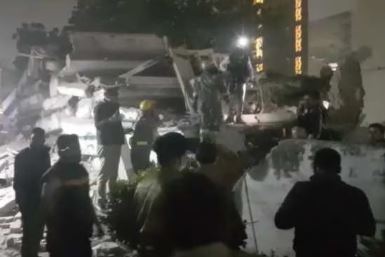 लखनऊ में पांच मंजिला ईमारत गिरी, फंसे लोगों का रेस्क्यू जारी