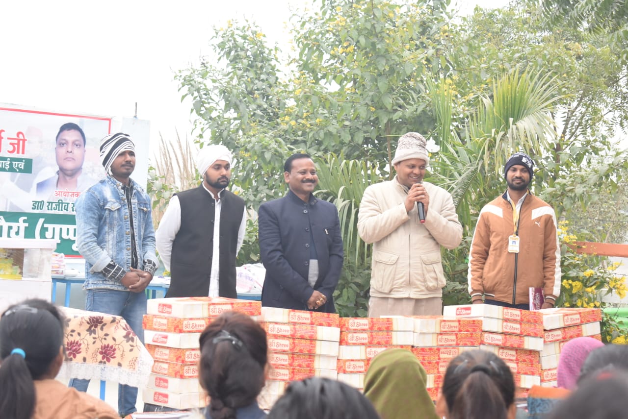 जौनपुर: गरीबों महिलाओ में साड़ी वितरित कर मनाया गया स्वामी प्रसाद मौर्य का जन्मदिन