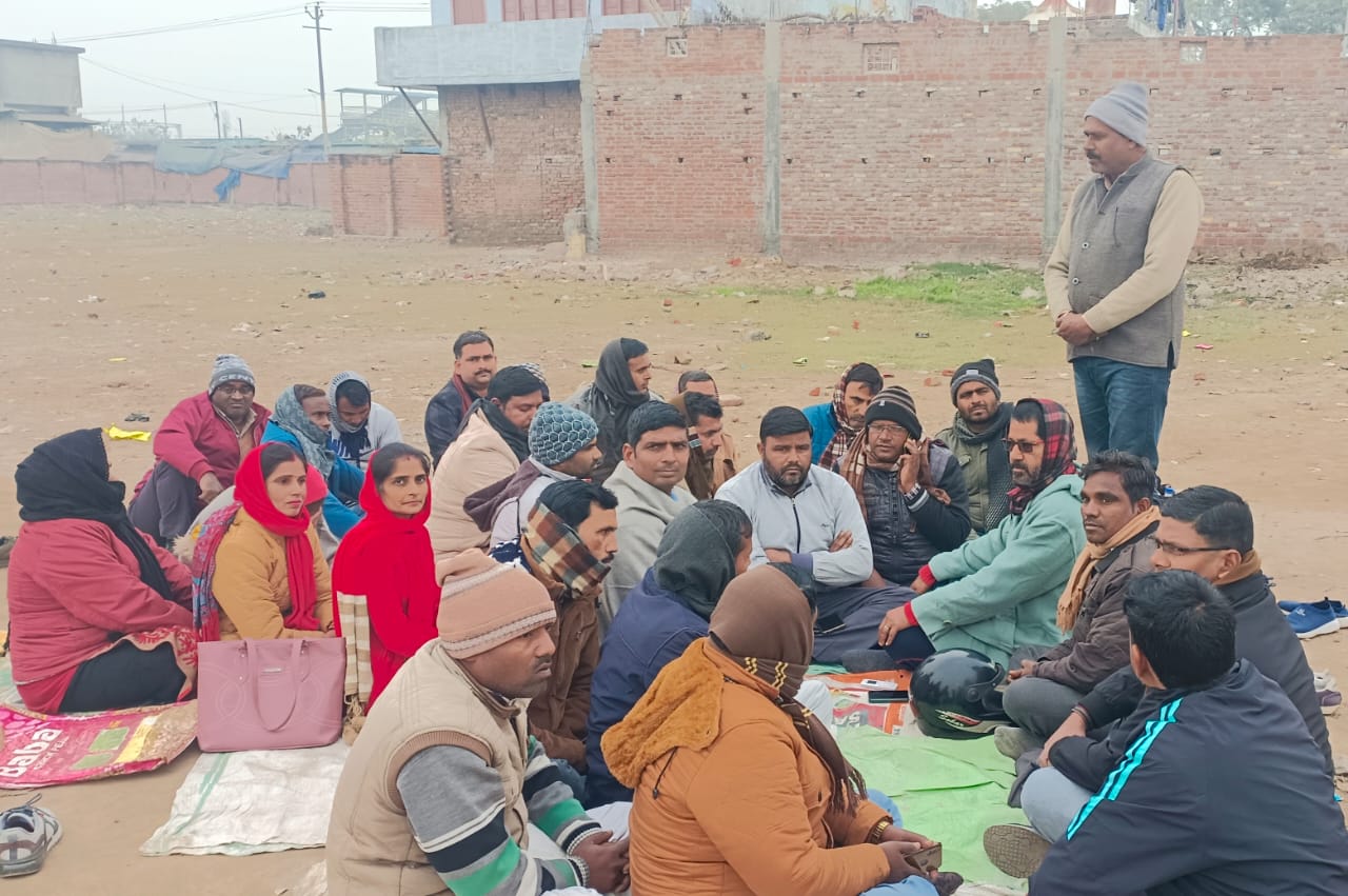 पीलीभीत: शिक्षामित्रों ने बैठक में शीतकालीन अवकाश के दौरान विद्यालय के बच्चों के संपर्क में रहकर सोशल मीडिया के माध्यम से कोर्स में सहायता कार्य करने पर विशेष बल दिया गया।