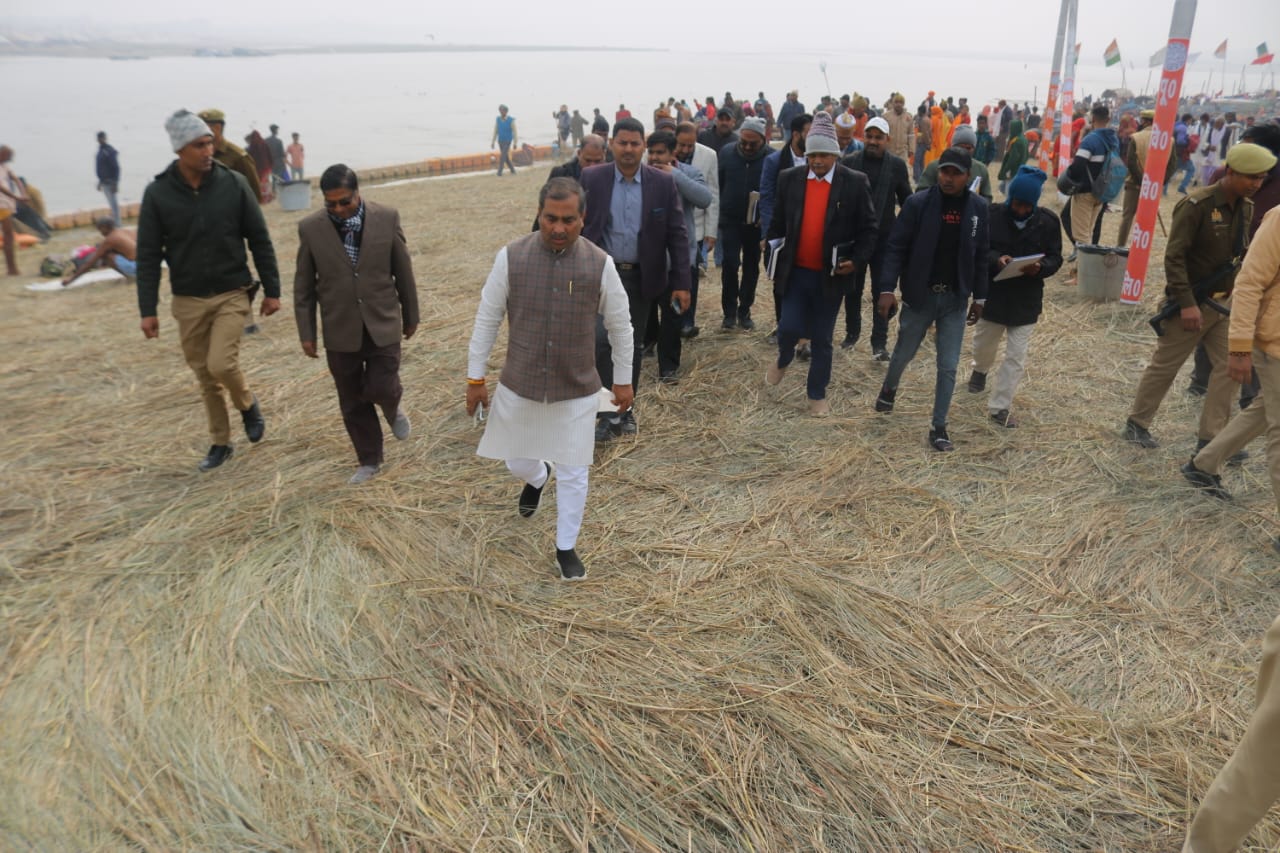 प्रयागराज: राज्यमंत्री ने पीडब्लूडी विभाग के द्वारा माघ मेला क्षेत्र में कराये गये कार्यों का किया निरीक्षणमा0 राज्यमंत्री जी ने मेला क्षेत्र में विभागीय अधिकारियों के साथ बैठक करते हुए सड़कों के निर्माण के लिए जमीन अधिग्रहण से सम्बंधित कार्य में तेजी लाये जाने के दिए
