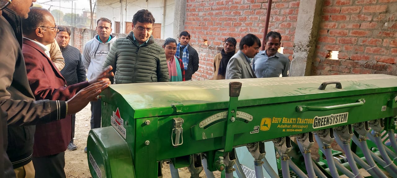 जिलाधिकारी प्रयागराज ने हाईटेक नर्सरी का किया निरीक्षण