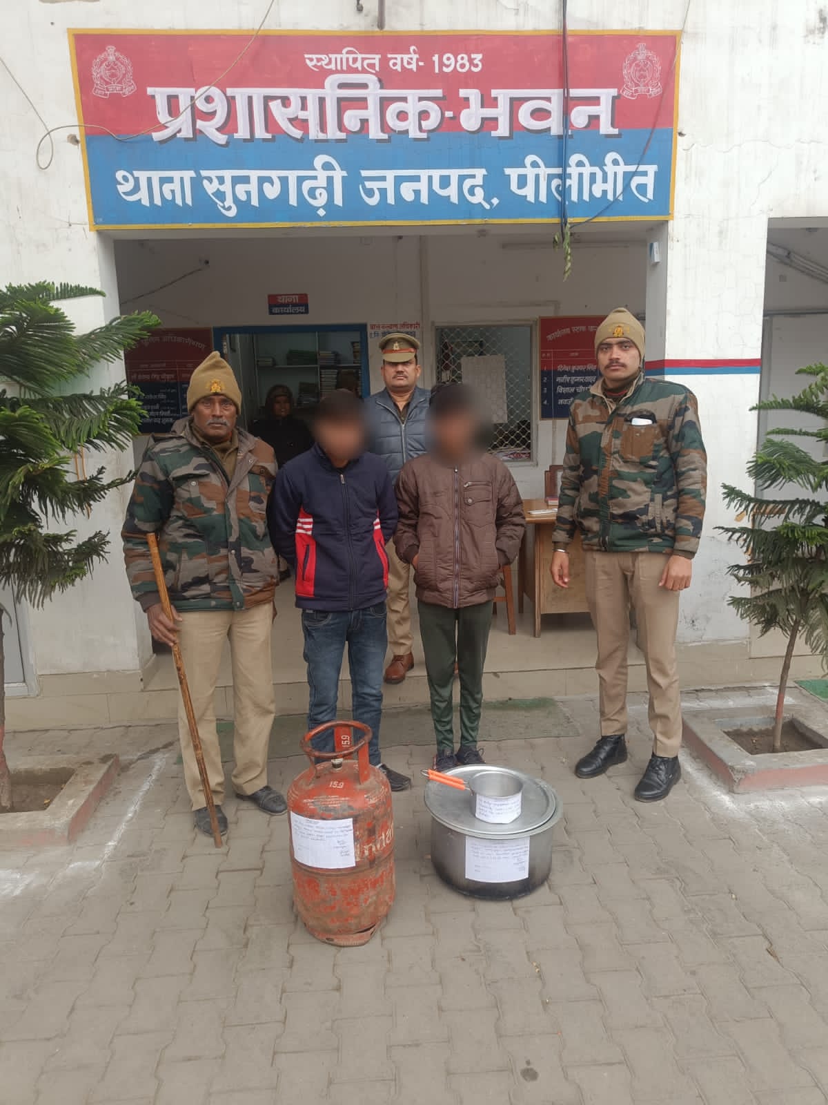 पीलीभीत : थाना सुनगढी पुलिस द्वारा चोरी किये गये सामान (बर्तन) सहित दो अभियुक्तों को किया गिरफ्तार ।