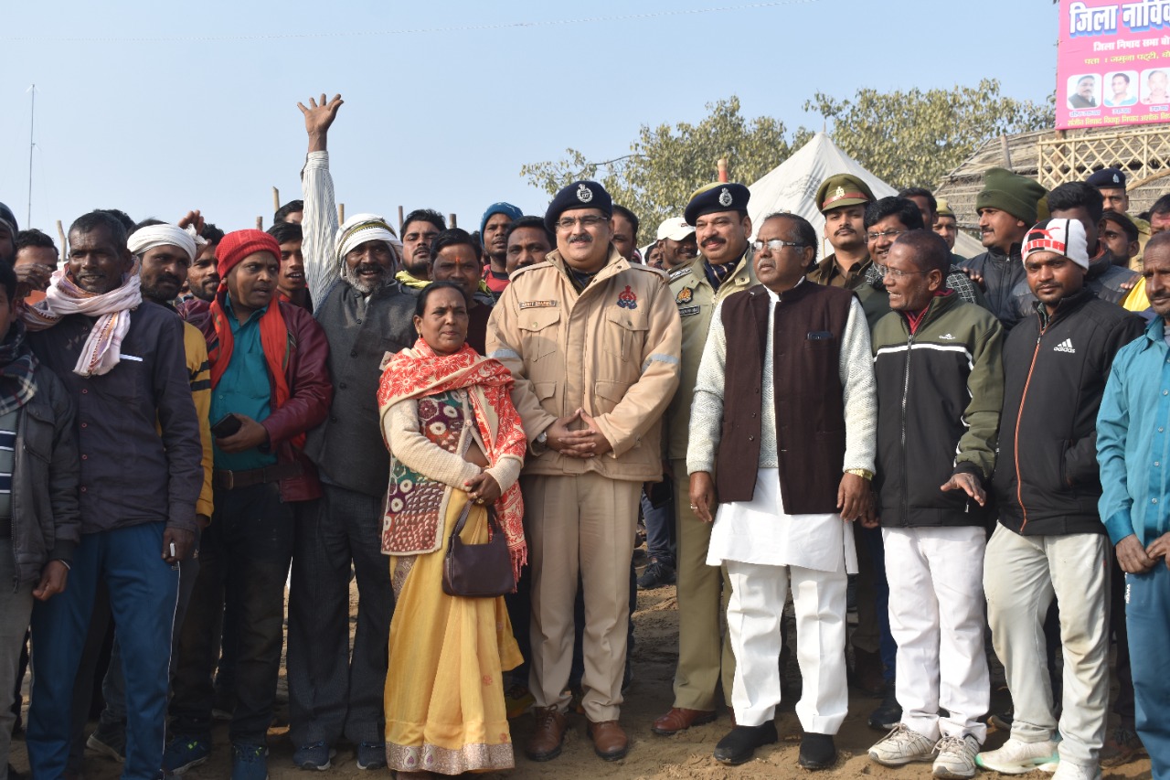 प्रयागराज : पुलिस आयुक्त प्रयागराज द्वारा माघ मेला-2023 में आने वाले श्रद्धालुओं/स्नानार्थियों के सुरक्षा के दृष्टिगत जिला नाविक संघ प्रयागराज के पदाधिकारियों/नाविकों के साथ बैठक आहूत कर माघ मेला-2023 में नौ-संचालन सम्बन्धी दिशा-निर्देश दिये गये।