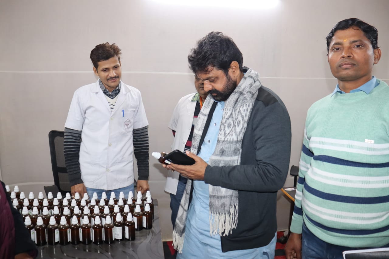 प्रयागराज : दयाशंकर मिश्रा दयालु ने माघ मेला के  अन्तर्गत राजकीय आयुर्वेदिक चिकित्सालय शिविर का निरीक्षण किया