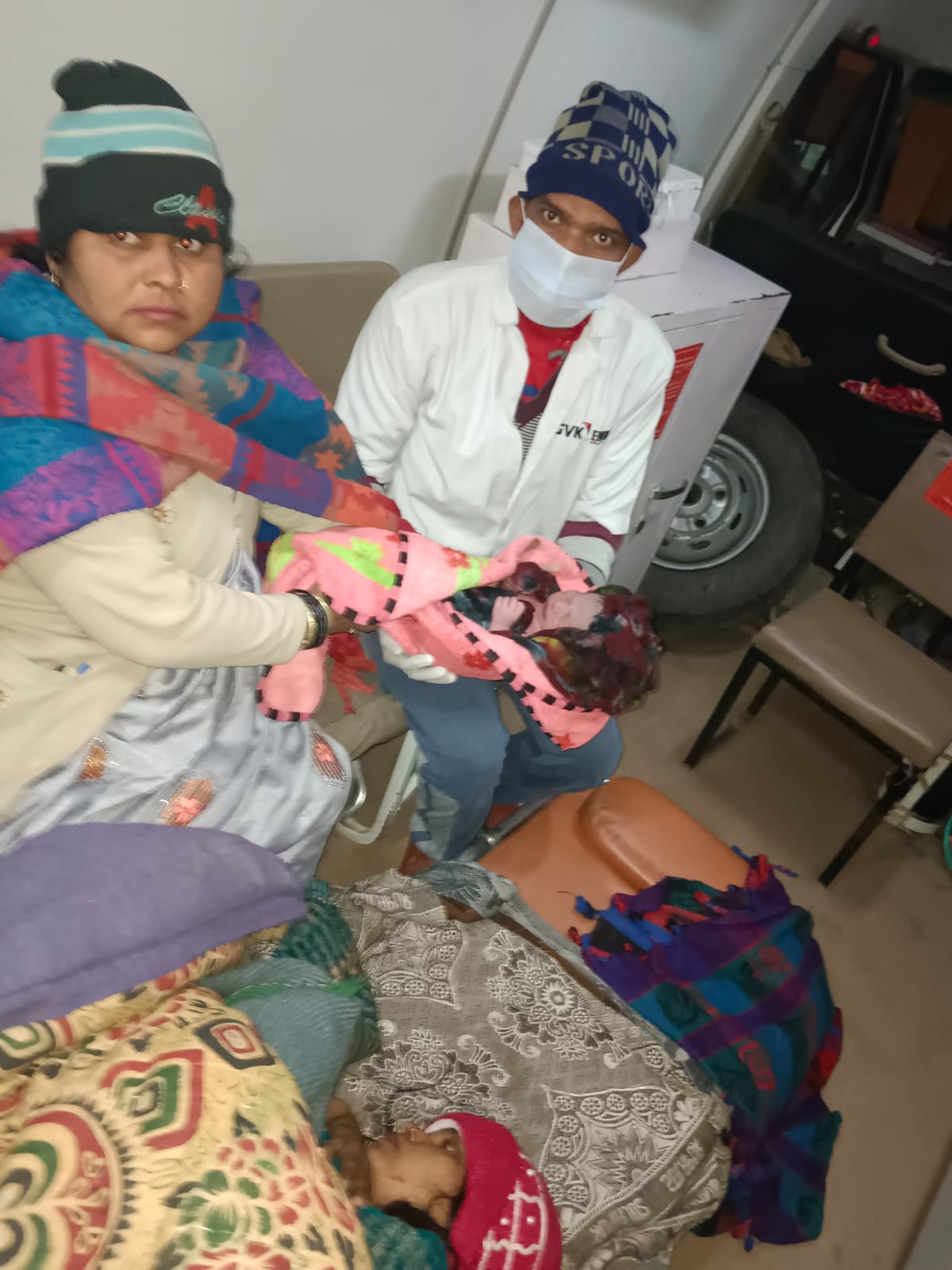 औरैया: एक बार फिर अस्पताल ले जाते समय एंबुलेंस में प्रसूता ने बच्ची को दिया जन्म
