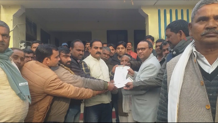 पीलीभीत: ब्लॉक परिसर में थाली और ताली बजाकर सौंपा ज्ञापन