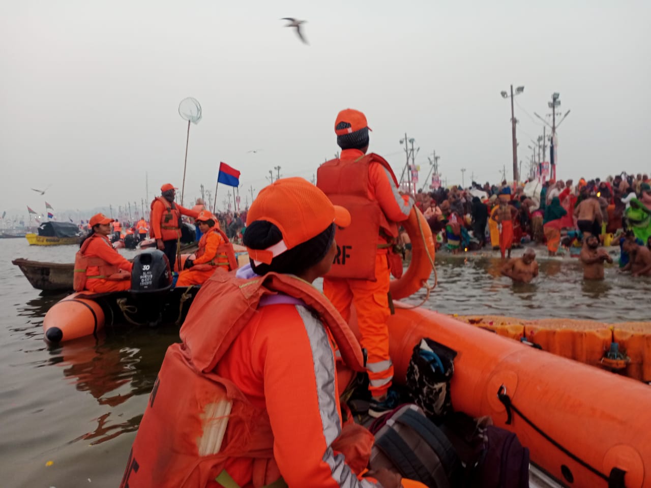 प्रयागराज :मौनी अमावस्या के पर्व पर देर रात वर्षा के बीच संगम तट पर एनडीआरएफ की टीमे मस्ती करते हुए