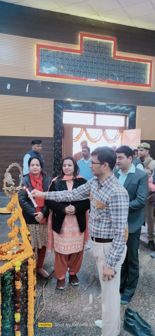 प्रयागराज मंडलायुक्त ने उत्तर प्रदेश दिवस के अवसर पर आयोजित तीन दिवसीय कार्यक्रम का दीप प्रज्वलन कर किया शुभारंभ