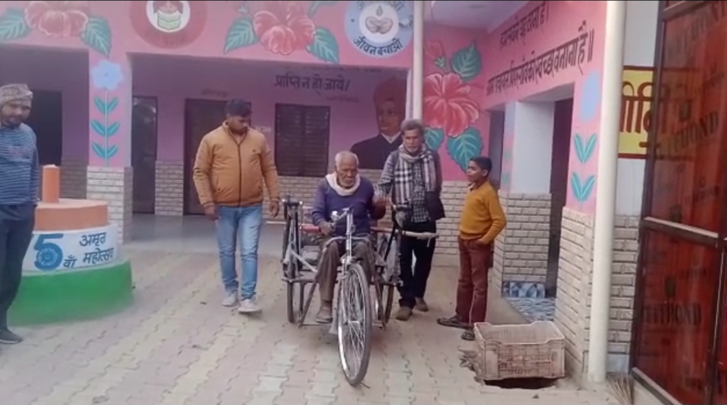 फर्रुखाबाद ग्राम प्रधान कुंतेश यादव ने दिया दिव्यांग  को रिक्शा पाया आजीवन प्रधान बनने का आशीर्वाद