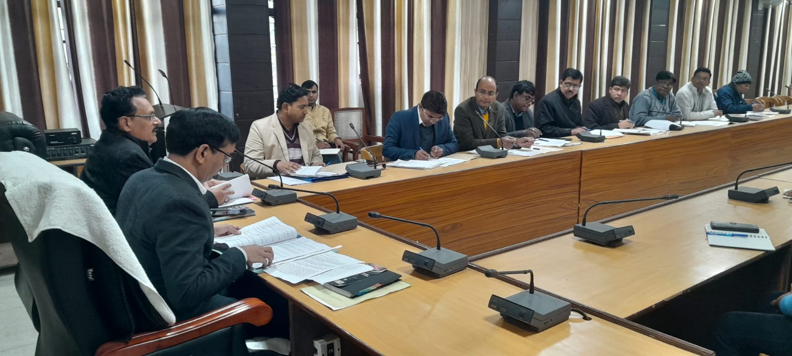 पीलीभीत:जिला निर्वाचन अधिकारी की अध्यक्षता में राजनैतिक दलों के विधान परिषद के मतदेय स्थल एवं आचार संहित सम्बन्धी समीक्षा बैठक सम्पन्न।