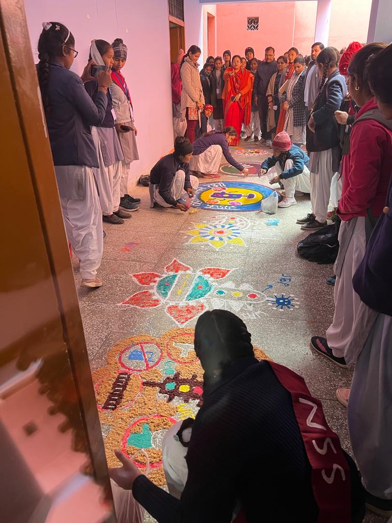 आगरा: माता भगवती देवी राजकीय महिला महाविद्यालय में रंगोली के माध्यम से दिया सड़क सुरक्षा जागरूकता संदेश