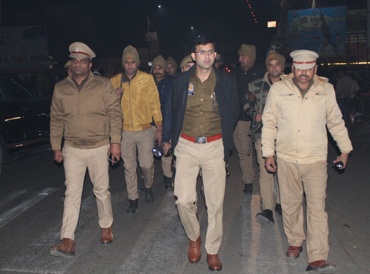 पीलीभीत -पुलिस अधीक्षक द्वारा थाना न्यूरिया क्षेत्रान्तर्गत चौकी मझोला क्षेत्र में पैदल गश्त कर सुरक्षा व्यवस्था का जायजा लिया गया।