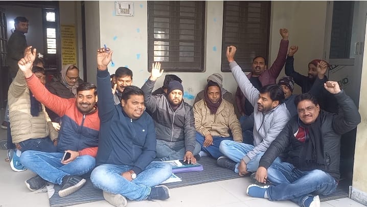 पीलीभीत- पूरनपुर विकास खण्ड में सचिवों का कार्य बहिष्कार व धरना प्रदर्शन रहा जारी