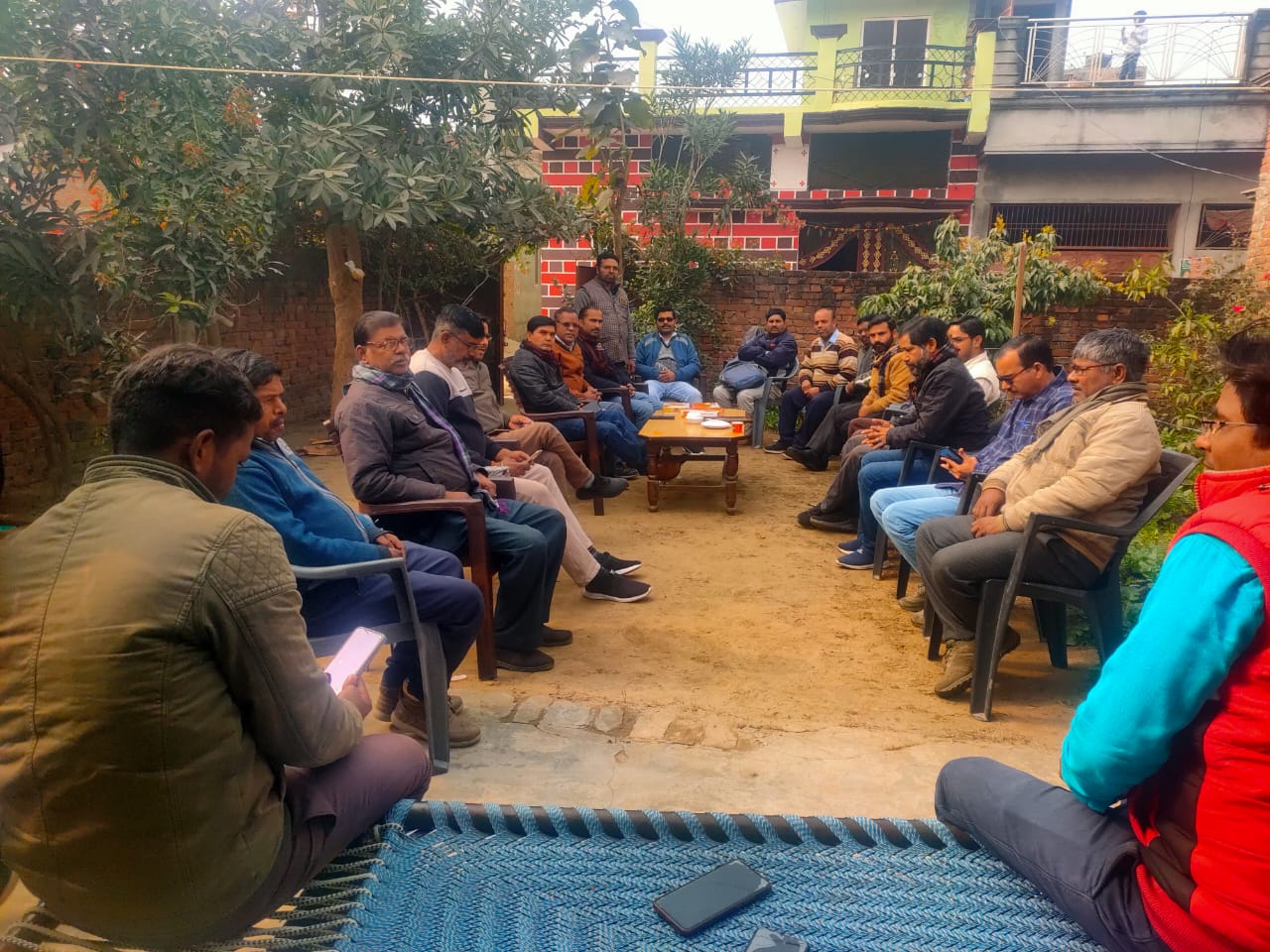 पीलीभीत :प्राथमिक विद्यालय से शिक्षा ग्रहण करने बाला छात्र अपनी मेहनत एवं परिवार के विशेष सहयोग से चिकित्सा अधिकारी पद पर चयन होने से परिवार व गांव में खुशी की लहर दौड़ गई। जिसमें बधाइयां देने बालों का तांता लग गया।