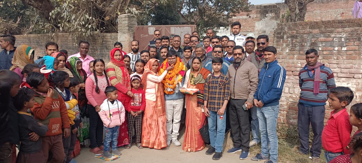 पीलीभीत:चिकित्सक अधिकारी पद चयन होने पर ग्रामीणों एवं परिवार के लोगों ने फूल मालाएं पहनाकर स्वागत कर मिष्ठान वितरण किया