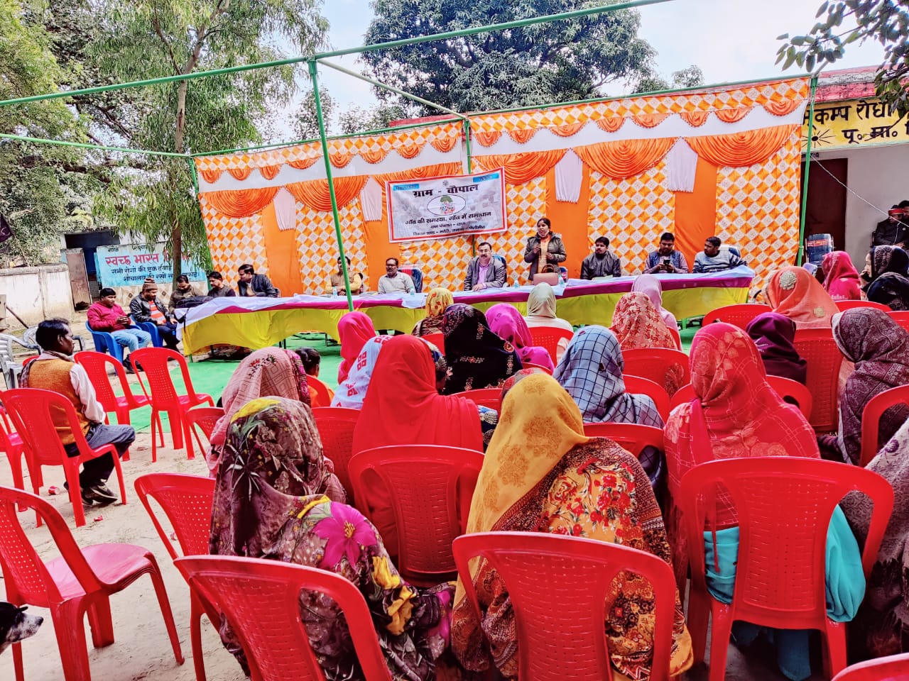 पीलीभीत:आयोजित ग्राम चैपाल में अधिकारियों द्वारा सुनी गई ग्रामवासियों की समस्याऐं व समस्याओं के निस्तारण हेतु सम्बन्धित को दिये आवश्यक निर्देश।