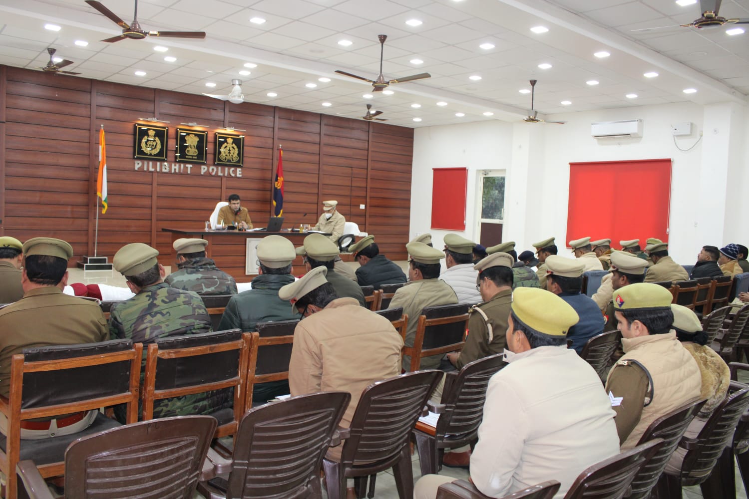 पीलीभीत: पुलिस अधीक्षक ने पुलिस लाइन में समस्त राजपत्रित अधिकारीगण/थाना प्रभारियों/शाखा प्रभारियों के साथ अपराध एवं कानून व्यवस्था की समीक्षा गोष्ठी कर दिए आवश्यक दिशा-निर्देश।