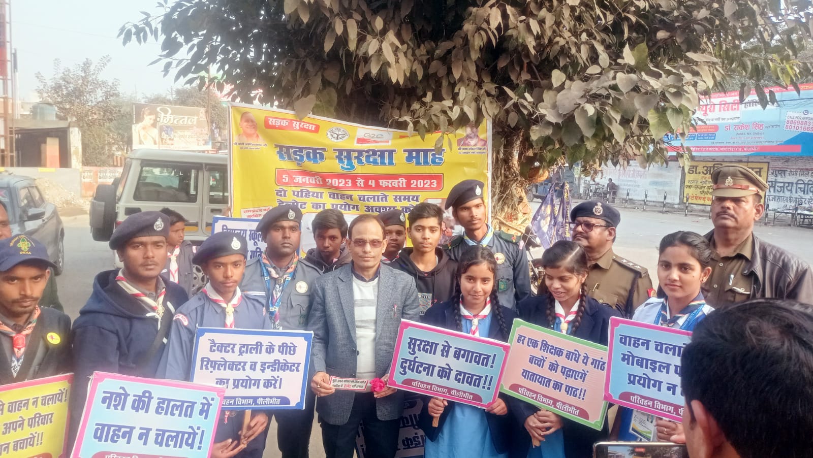 पीलीभीत : सड़क सुरक्षा माह 2023 के अंतर्गत स्काउट गाइड एवं रोवर रेंजर के साथ कैंप लगाकर चैराहे से गुजर रहे वाहन चालकों को यातायात के नियमों के पालन हेतु जागरूक किया गया