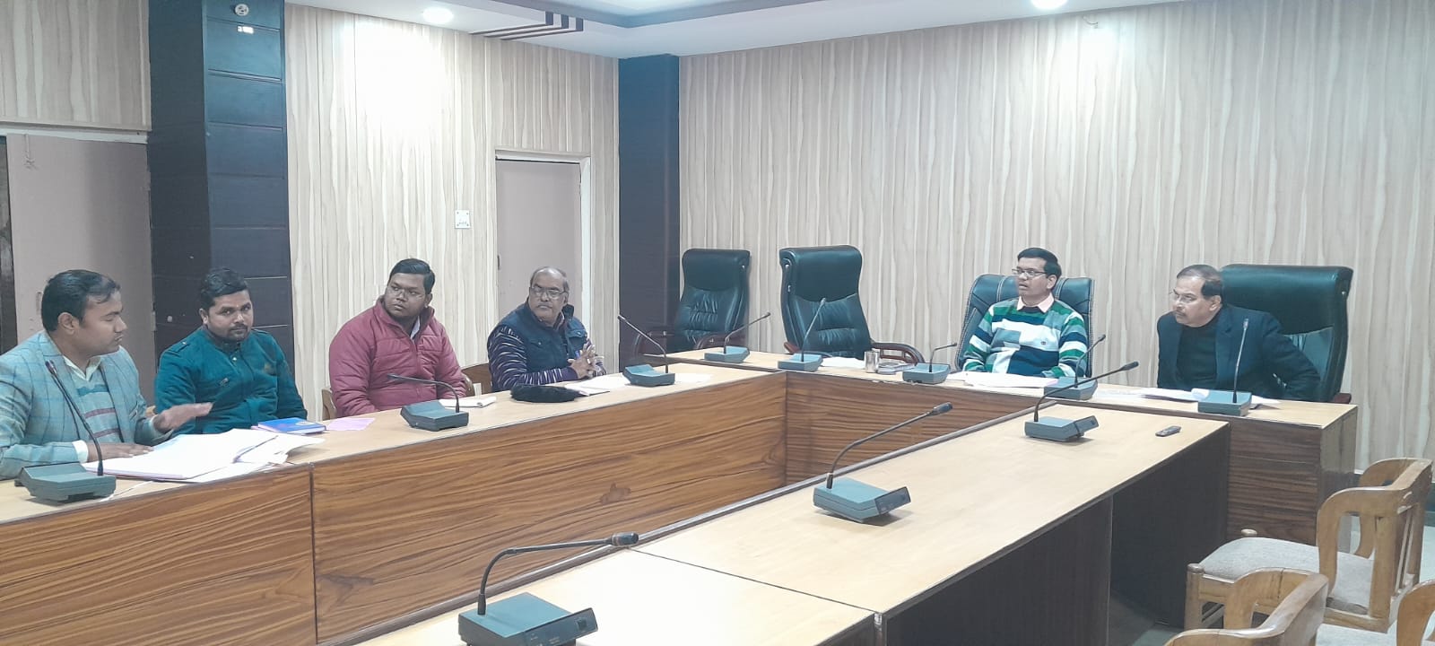 पीलीभीत:उ0प्र0 सौर ऊर्जा नीति 2022 के अन्तर्गत संचालित सौर परियोजनाओं की समीक्षा बैठक सम्पन्न